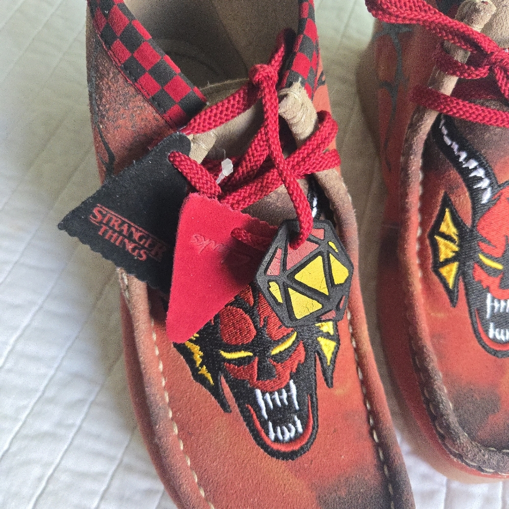 Stranger Things x Clarks Wallabee Evo Dark Sand Women Size 11 Red 012026 - Picture 2 of 10
